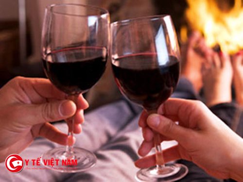 Người bị thoái hóa đốt sống cổ nên kiêng những đồ uống chứa cồn. nguoi-bi-thoa-hoa-dot-song-co-nen-kieng-nhung-do-uong-chua-con