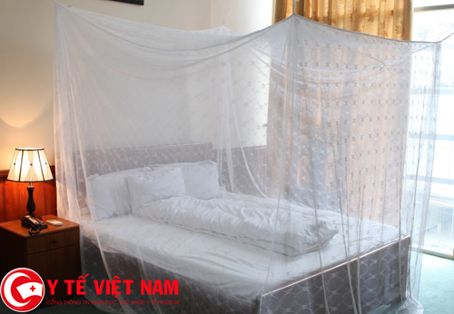 Phòng chống bệnh sốt rét bằng cách mắc màn khi ngủ