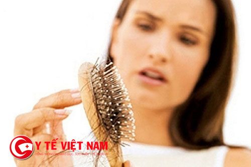 Nguyên nhân gây rụng tóc là do bị thiếu hụt các protein, dưỡng chất