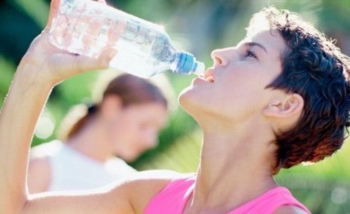 Sỏi thận nên uống nhiều nước.