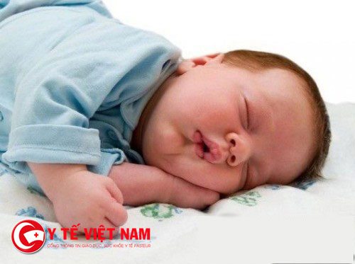 Tư thế nằm ngủ của trẻ cũng có thể gây ảnh hưởng trực tiếp đến bệnh rụng tóc ở trẻ