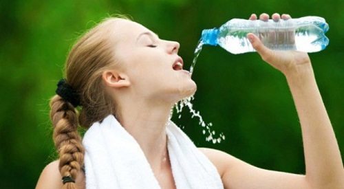 uống nhiều nước phòng bệnh sỏi thận