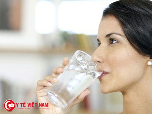 Người mắc bệnh lậu cần uống nhiều nước để thanh lọc cơ thể