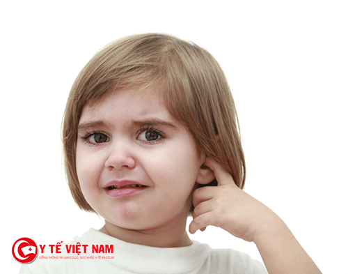 Triệu chứng thường viêm tai giữa thường gặp ở trẻ là đau tai, sốt
