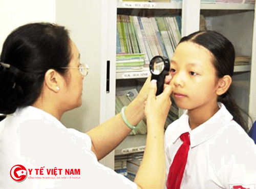 Nên cho trẻ đi khám mắt thường xuyên khi bị viễn thị