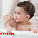 Tắm sạch sẽ giúp phòng bệnh ghẻ phỏng ở trẻ em.