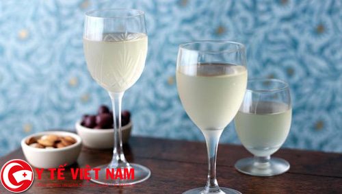 Dùng rượu trắng khử mùi hôi nách trên áo dung-ruou-trang-khu-mui-hoi-nach-tren-ao