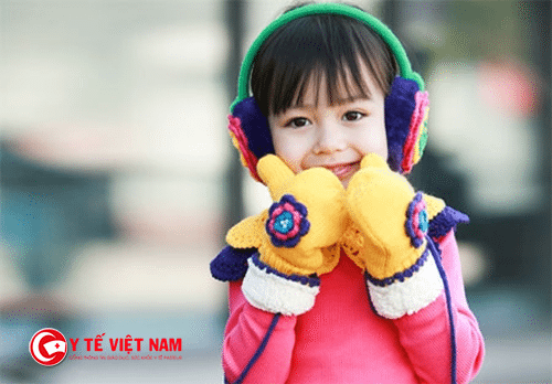 Bố mẹ nên chọn những quần áo sáng màu để giảm bớt hiện tượng dị ứng ở trẻ
