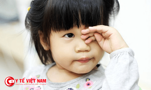 Trẻ thường hay dụi mắt có thể là do bị viễn thị