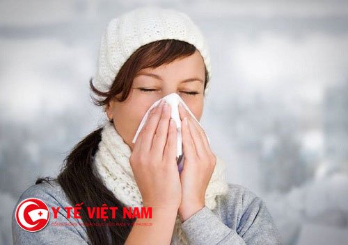 Thời tiết thất thường làm gia tăng của vi khuẩn lại cao nên mọi người dễ mắc bệnh viêm mũi.