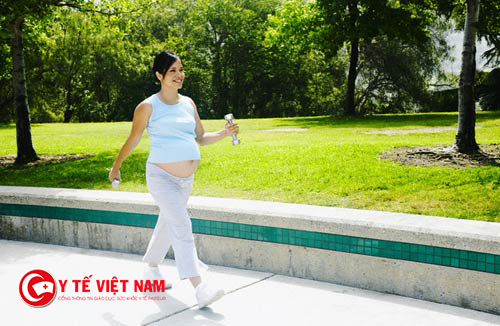 Để giảm căng thắng cho cuộc sống hằng ngày mẹ bầu nên đi bộ giúp cơ thể thư thái