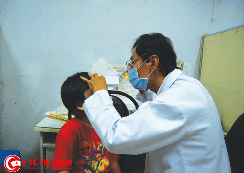 Các mẹ nên cho bé đi kiểm tra sức khỏe định kỳ để phát hiện các tật khúc xạ ở mắt trẻ