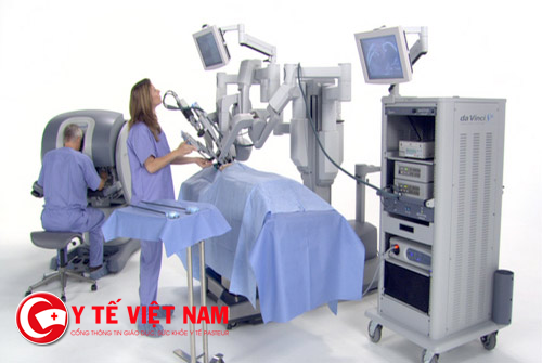 Bác sĩ điều chỉnh phẫu thuật bằng robot