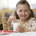 Sữa tươi chỉ nên dùng cho bé từ 1 tuổi trở lên