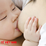 Cho trẻ bú mẹ đầy đủ là cách phòng bệnh xẹp phổi ở trẻ em