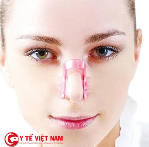 Nâng mũi không cần phẫu thuật nhờ kẹp mũi thường xuyên