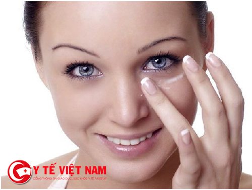 Sử dụng kem dưỡng da cho vùng mắt