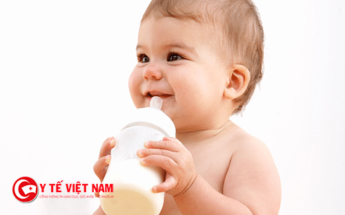 Cho bé uống sữa mỗi ngày