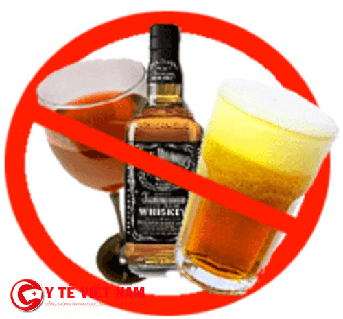 Sử dụng nhiều rượu bia là một trong những nguyên nhân gây dư thừa axit trong dạ dày