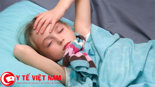 Trẻ em bị mắc bệnh viêm màng phổi thường bị sốt cao