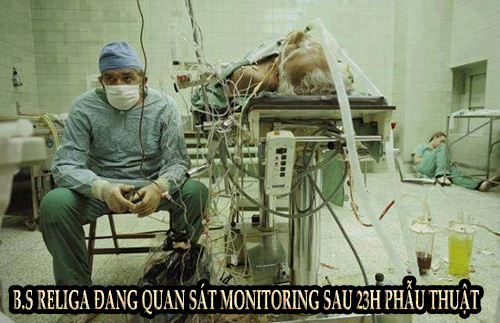 Bức ảnh này được chụp năm 1987, sau 23 giờ của một phẫu thuật ghép tim, Bác sĩ Zbigniew Religa đang quan sát monitoring để đảm bảo bệnh nhân an toàn.