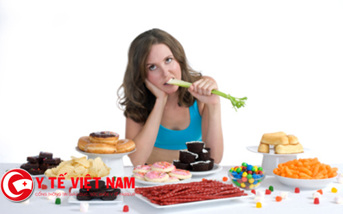 chế độ ăn uống không hợp lý là nguyên nhân gây bệnh thấp khớp