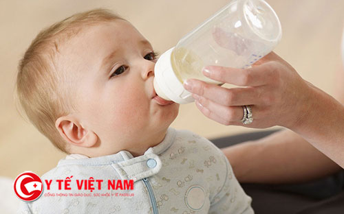 Bé ăn dặm lười uống sữa khiến mẹ rất đau đầu