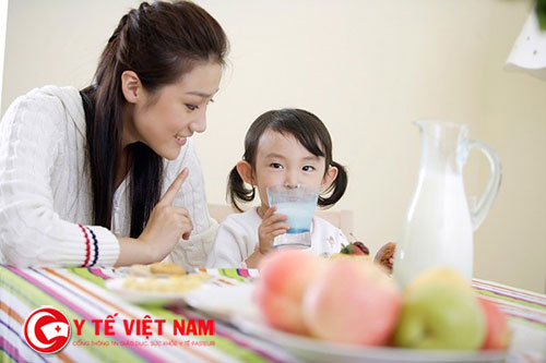 Có rất nhiều những biện pháp để khắc phục bé biếng ăn lười uống sữa mà mẹ có thể tham khảo