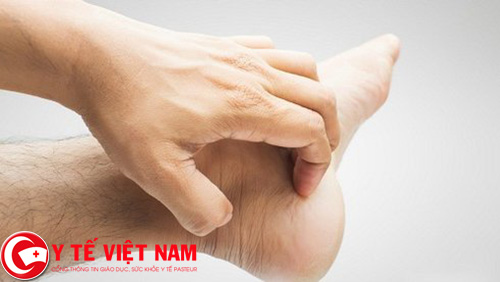 Dấu hiệu ngứa ran ở cánh tay hoặc chân