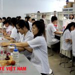 Sinh viên trường Đại học Dược Hà Nội trong giờ học thực hành