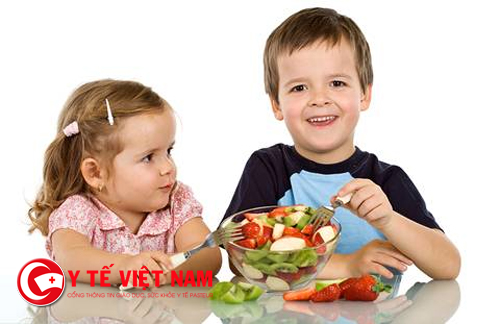 Cung cấp đủ chất dinh dưỡng cho trẻ giúp tăng cường hệ miễn dịch