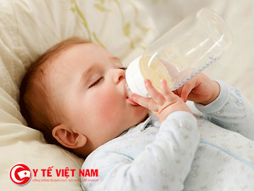 Cho trẻ uống sữa bột cũng cần phải cẩn trọng