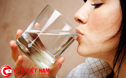 Nên uống thật nhiều nước trong ngày đề giúp thanh lọc cơ thể và chữa bệnh hiệu quả