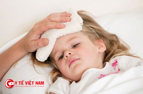 cách chăm sóc trẻ bị sốt phát ban