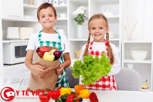Cho trẻ ăn nhiều rau xanh giúp trẻ phòng được một số bệnh giao mùa