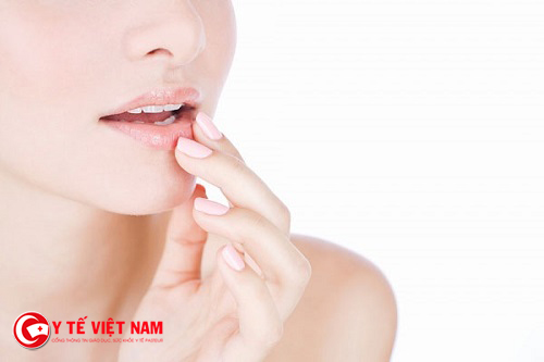 Thực hiện việc tẩy da chết cho môi giúp môi bạn trở nên mềm mượt hơn