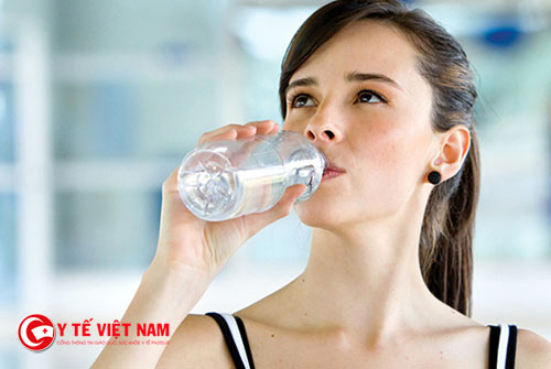 Thời tiết nắng nóng bạn nên uống bổ sung nước để có thể luôn khỏe mạnh