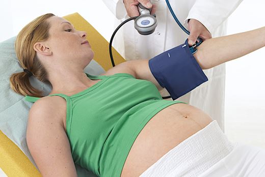 Mẹ bầu nên kiểm tra huyết áp thường xuyên