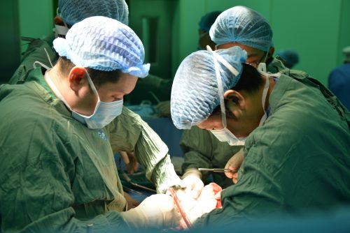 Các bác sĩ đang thực hiện ca phẫu thuật ghép thận tự thân. Ảnh do bệnh viện cung cấp