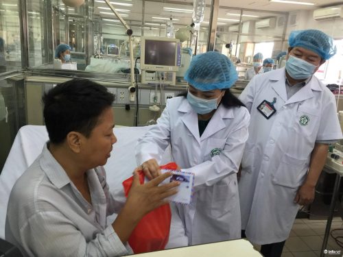 Bộ trưởng Tiến thăm và trao quà cho bệnh nhân tại Bệnh viện Bạch Mai