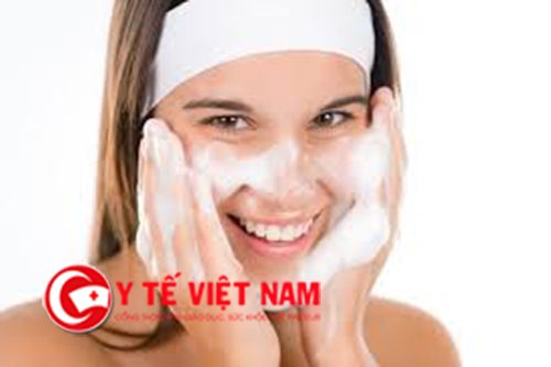 Rửa mặt đúng cách giúp làm căng da mặt