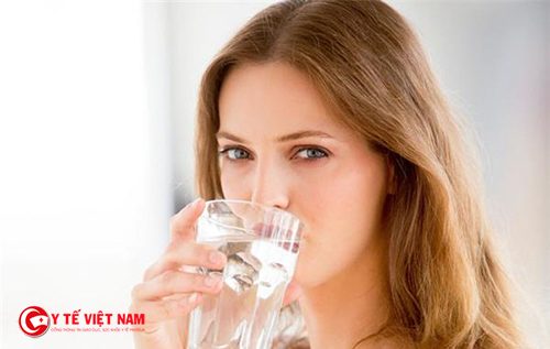 Uống đủ nước để hạn chế chứng ra nhiều mồ hôi