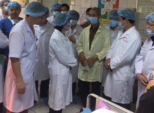 Bộ trưởng Tiến đến thăm người bệnh đang cấp cứu tại BV Đa khoa tỉnh Hoà Bình