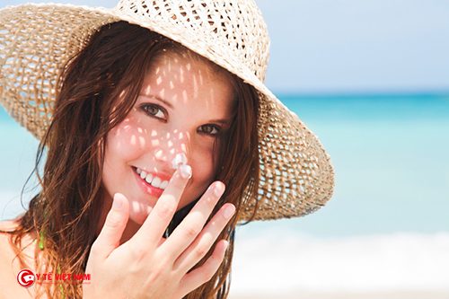 Hạn chế tiếp xúc với ánh nắng mặt trời để ngăn ngừa lão hóa da