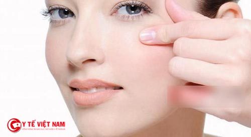 Sử dụng kem dưỡng mắt là cách trang điểm mắt cơ bản đầu tiên