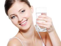 việc uống đủ nước là cần thiết giúp mắt khỏe đẹp