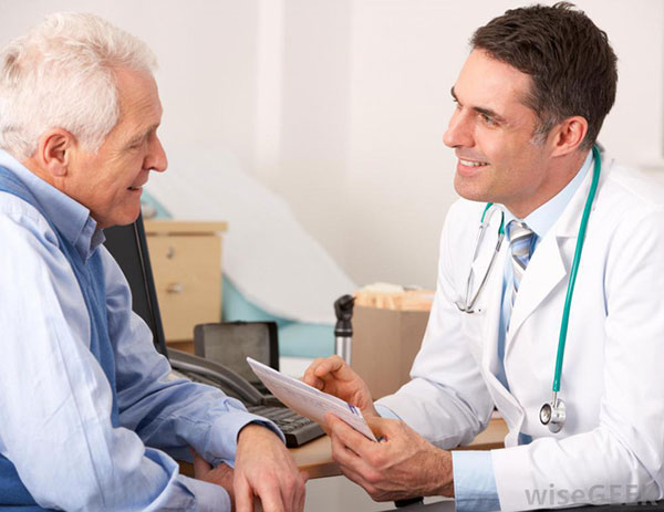 Người cao tuổi cần tuân thủ theo nguyên tắc điều trị của Bác sĩ