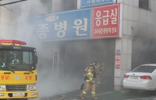 Lực lượng chữa cháy tiến vào trong tòa nhà cháy - Ảnh: REUTERS