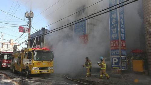 Lính cứu hỏa Hàn Quốc tại hiện trường vụ cháy ở Miryang. Ảnh: AFP.