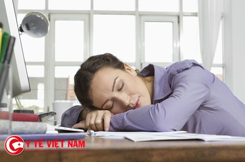 Dân văn phòng ngủ gục đầu trên bàn làm việc cực kỳ nguy hiểm?